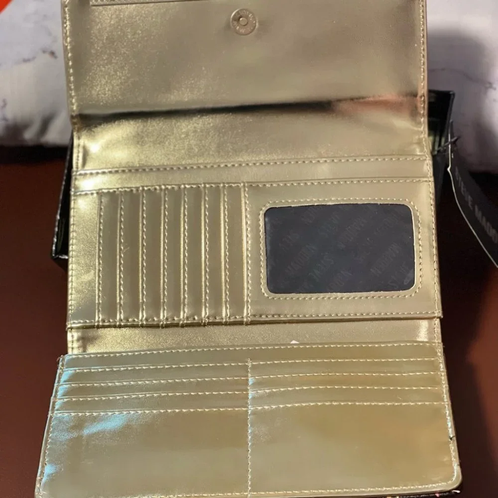 STEVE MADDEN LOGO BAR TRIFOLD WALLET IN GIFT BOX - Picture 12 of 16